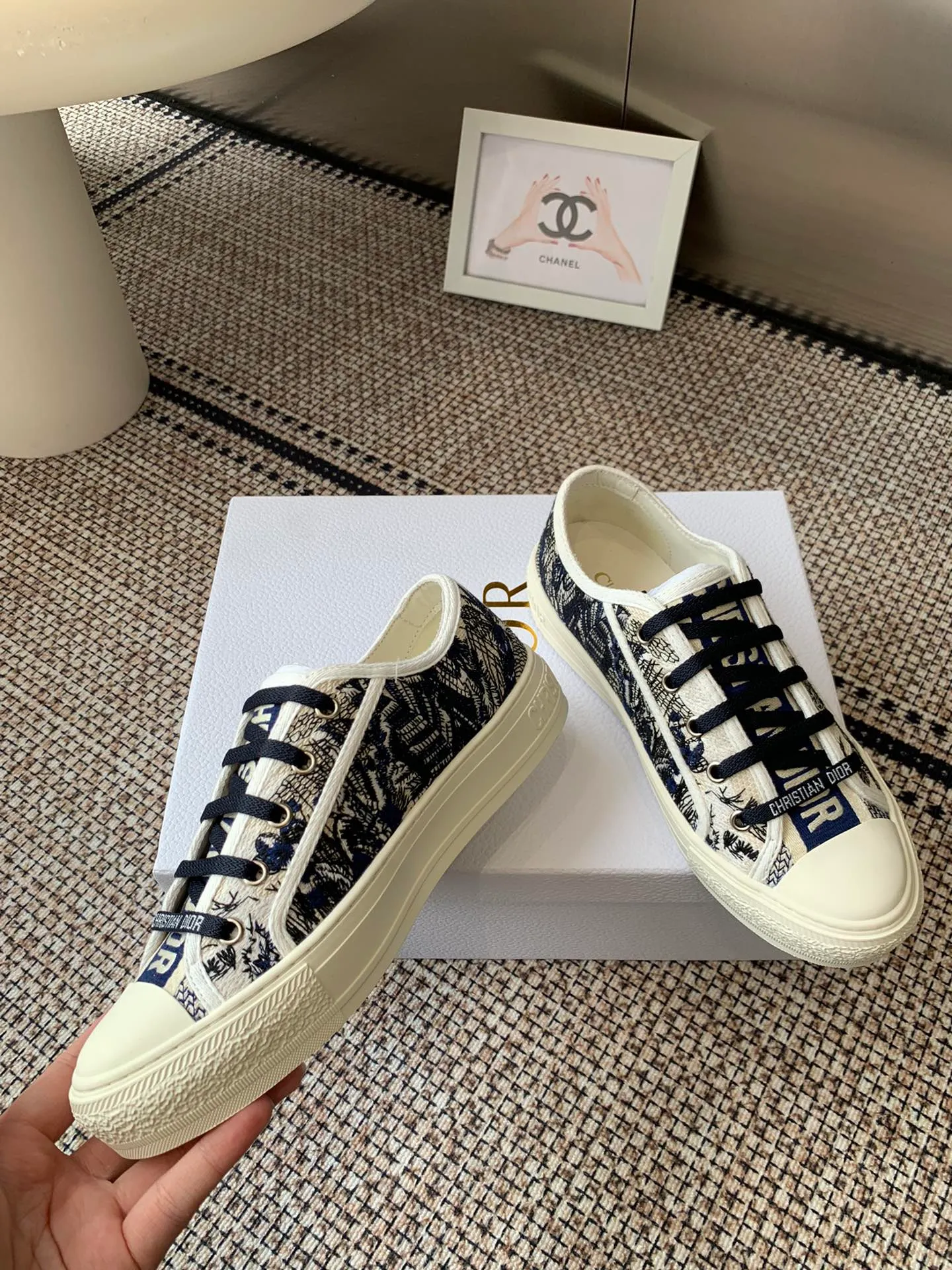 👟👟Ex-factory price 480👟👟 New color Dior Dior's new presbyopic embroidered canvas heighten thick-soled shoes, all details are consistent with the authentic ones ❗️Classic presbyopic with thick-soled series, fashionable and comfortable and also elongates the leg line, all original methods ❗️Original materials❗️ Classic embroidered presbyopic imported silk sheep lining, original cowhide lining for feet ❗️Refundable if not satisfied❗️ Code number 35-41 (40, 41 customized, non-returnable or exchangeable)